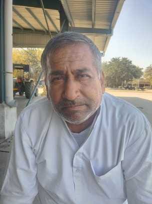 फोटो-25सीटीके19 मंडी में फसल सूखाते हुए किसान।संवाद फोटो-25सीटीके19 मंडी में फसल सूखाते हुए किसान।संवाद