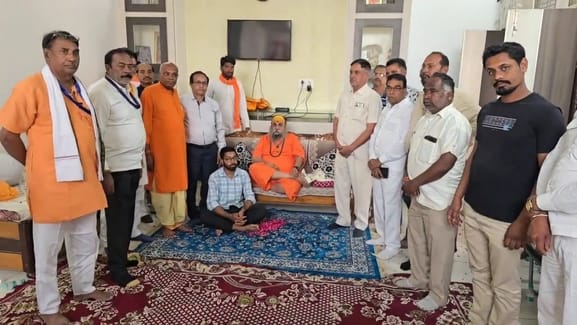 जूना अखाड़े के अंतर्राष्ट्रीय प्रवक्ता महंत नारायण गिरी महाराज पहुंचे बिजयनगर