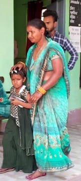 ललेई गुरुद्वारे के निकट क्षतिग्रस्त कार से घायलों को निकलती पुलिस। संवाद