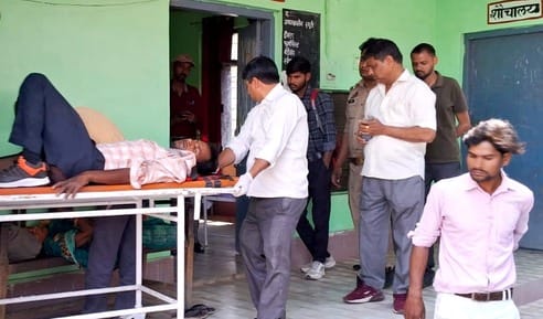 ललेई गुरुद्वारे के निकट क्षतिग्रस्त कार से घायलों को निकलती पुलिस। संवाद