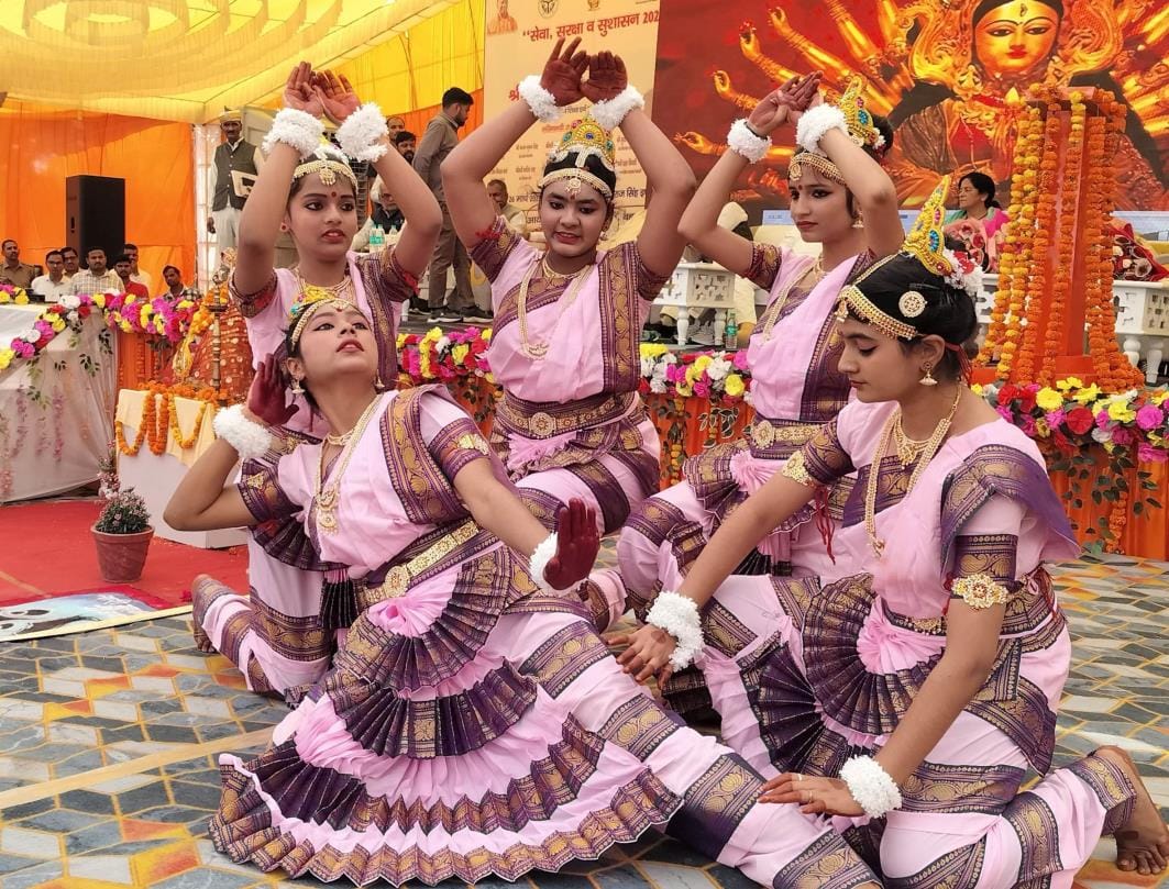महाराज सिंह इंटर कॉलेज में बुधवार को कार्यक्रम के दूसरे दिन पुस्तिका का विमोचन करते प्रभारी मं