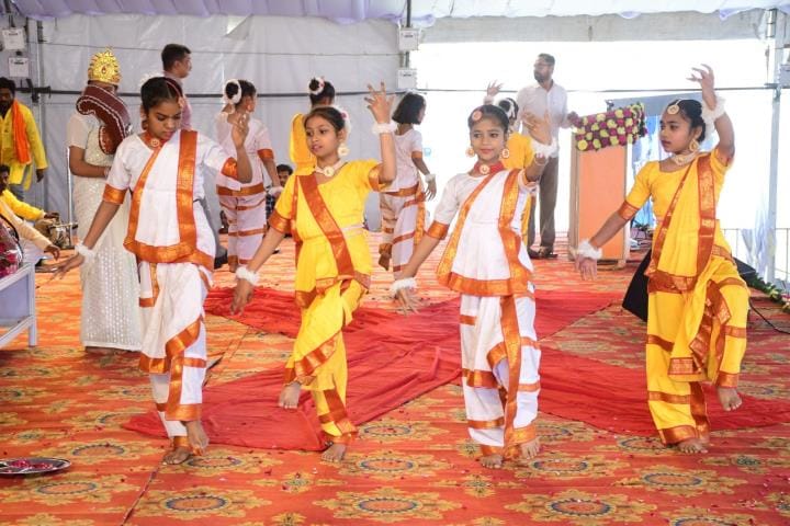 मेले में लगे स्टाॅलों का निरीक्षण करते अतिथि व अधिकारी। मेले में लगे स्टाॅलों का निरीक्षण करते अतिथि व अधिकारी।
