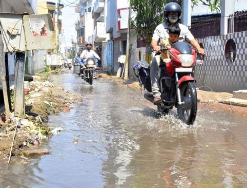 मधुबन कॉलोनी में पलटे ई-रिक्शा में फंसी सवारी। संवाद