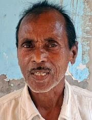 मधुबन कॉलोनी में पलटे ई-रिक्शा में फंसी सवारी। संवाद