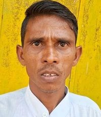 मधुबन कॉलोनी में पलटे ई-रिक्शा में फंसी सवारी। संवाद