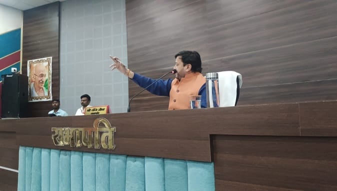 नगर निगम परिषद की बैठक के दौरान पार्षदों के बीच हुई बहस बाजी जमकर हुआ हंगामा