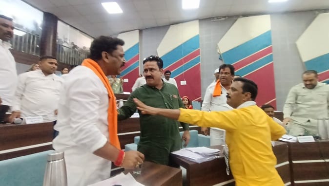 नगर निगम परिषद की बैठक के दौरान पार्षदों के बीच हुई बहस बाजी जमकर हुआ हंगामा