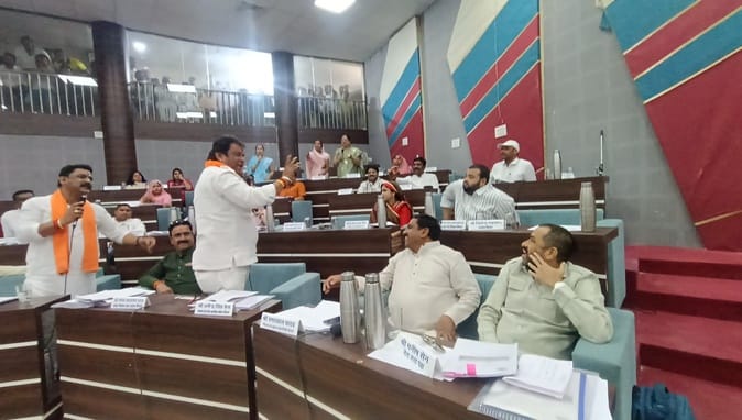 नगर निगम परिषद की बैठक के दौरान पार्षदों के बीच हुई बहस बाजी जमकर हुआ हंगामा