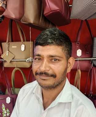 नगरोटा बगवां के लिदबड़ मेले में ग्राहक का इंतजार करते हुए दुकानदार। संवाद नगरोटा बगवां के लिदबड़ मेले में ग्राहक का इंतजार करते हुए दुकानदार। संवाद