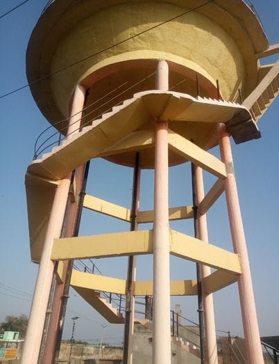 उझानी में लीकेज पाइप लाइन खोजते मजूदर। संवाद उझानी में लीकेज पाइप लाइन खोजते मजूदर। संवाद
