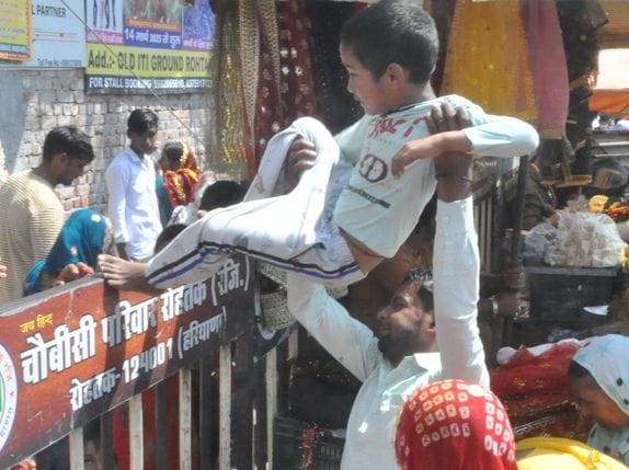 26सीटीके12... .माता दरवाजा चौक स्थित शीतल माता मंदिर में पूजा करते श्रद्धालु। संवाद