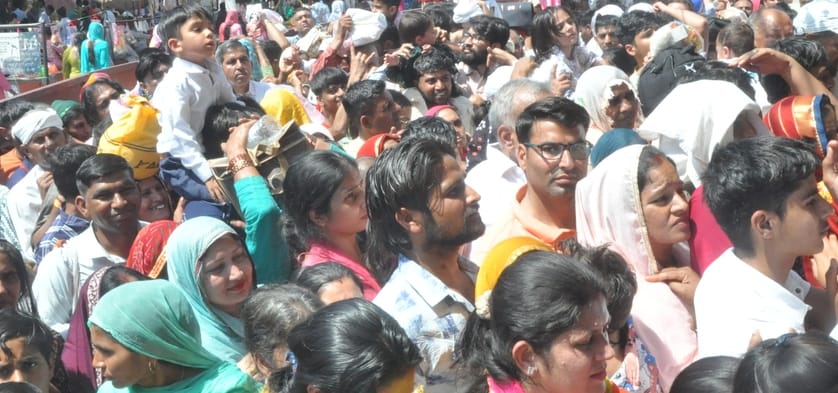 26सीटीके12... .माता दरवाजा चौक स्थित शीतल माता मंदिर में पूजा करते श्रद्धालु। संवाद
