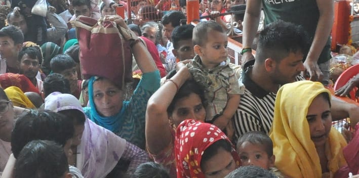 26सीटीके12... .माता दरवाजा चौक स्थित शीतल माता मंदिर में पूजा करते श्रद्धालु। संवाद