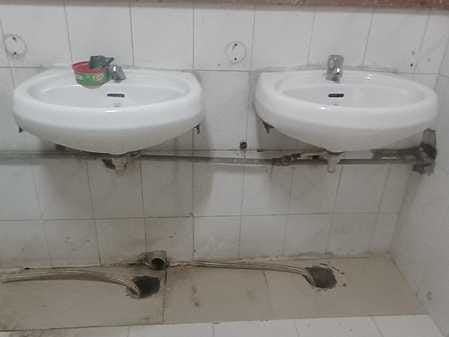 26सीटीके55-छात्रावास सात में खराब व गंदा शौचालय। संवाद 26सीटीके55-छात्रावास सात में खराब व गंदा शौचालय। संवाद