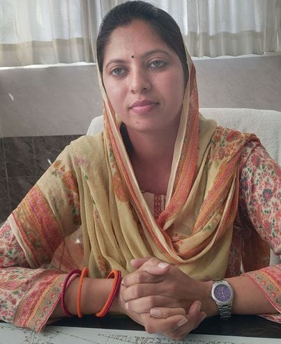 फोंटो संख्या:51- कनीना नगर पालिका में नवनिर्वाचित प्रधान को बुक्का भेट करते एसडीएम जितेंद्र--सं
