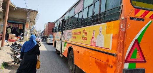 गोला रेलवे क्रासिंग का अधूरा पड़ा ओवरब्रिज। संवाद गोला रेलवे क्रासिंग का अधूरा पड़ा ओवरब्रिज। संवाद