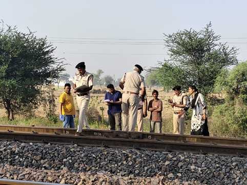 कोसली रेलवे ट्रैक पर जांच करते पुलिस की टीम। संवाद कोसली रेलवे ट्रैक पर जांच करते पुलिस की टीम। संवाद