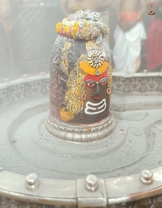 मस्तक पर चन्द्र और त्रिपुंड भस्म आरती मे आज कुछ ऐसे श्रंगारित हुए बाबा महाकाल, आज इन्होंने किया