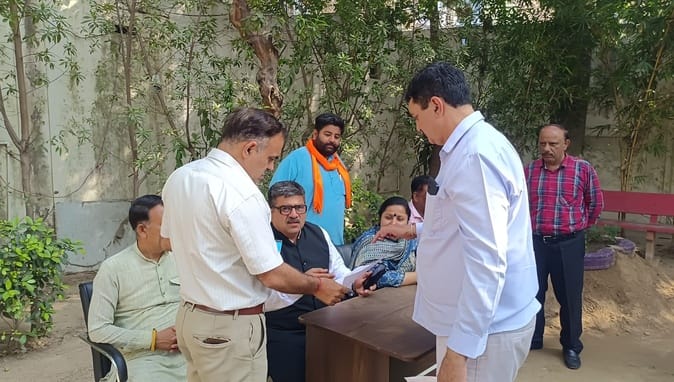 नगर निगम कार्यालय में बाहर पार्क में बैठकर जनता दरबार लगाती मेयर शैलजा सचदेवा। संवाद नगर निगम कार्यालय में बाहर पार्क में बैठकर जनता दरबार लगाती मेयर शैलजा सचदेवा। संवाद