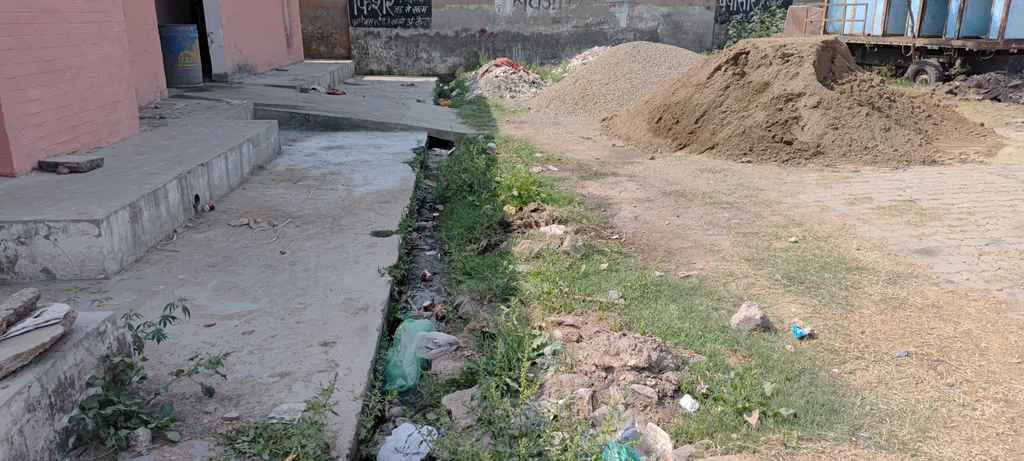 नई अनाज मंडी में फैली गंदगी। संवाद नई अनाज मंडी में फैली गंदगी। संवाद