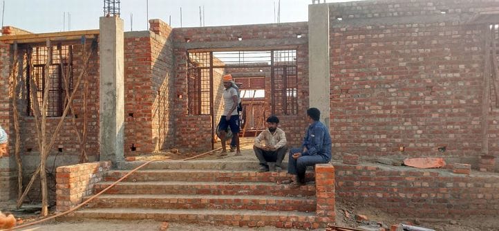 सालापुर के गांव ललेई में बन रहा छात्रावास। संवाद सालापुर के गांव ललेई में बन रहा छात्रावास। संवाद
