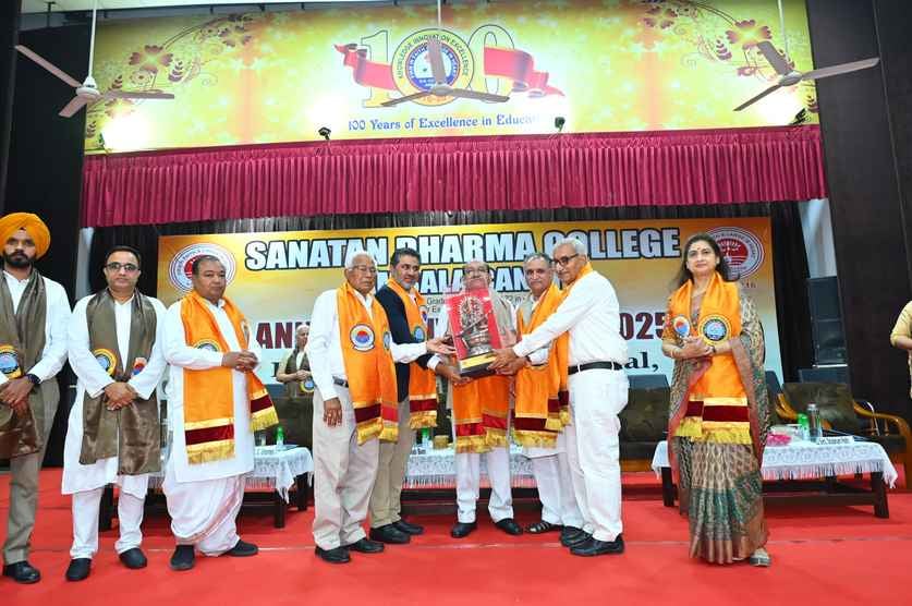 सनातन धर्म महाविद्यालय में दीक्षांत समारोह में डिग्री हासिल करने के बाद खुशी जाहिर करते हुए विद सनातन धर्म महाविद्यालय में दीक्षांत समारोह में डिग्री हासिल करने के बाद खुशी जाहिर करते हुए विद