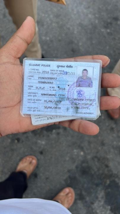 सिरसा। भारत माला रोड पर हादसे में क्षतिग्रस्त हुई गुजरात पुलिस की गाड़ी व पुलिस कर्मचारी का शव।