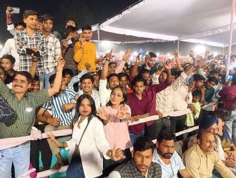 शहर के ड्रंमड राजकीय इंटर कॉलेज में आयोजित बांसुरी महोत्सव में प्रस्तुती देती रेणुका पंवार।संवा शहर के ड्रंमड राजकीय इंटर कॉलेज में आयोजित बांसुरी महोत्सव में प्रस्तुती देती रेणुका पंवार।संवा