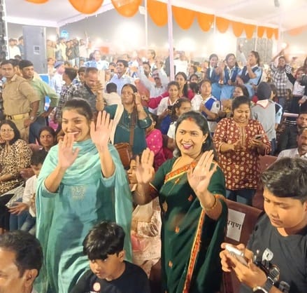 शहर के ड्रंमड राजकीय इंटर कॉलेज में आयोजित बांसुरी महोत्सव में प्रस्तुती देती रेणुका पंवार।संवा शहर के ड्रंमड राजकीय इंटर कॉलेज में आयोजित बांसुरी महोत्सव में प्रस्तुती देती रेणुका पंवार।संवा