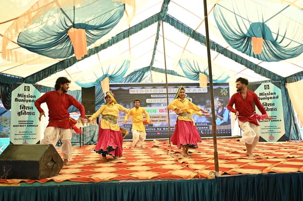 शहर पुलिस लाइन राजकीय स्कूल में आयोजित जिला स्तरीय मिशन कार्यक्रम में उपायुक्त का स्वागत करते ह शहर पुलिस लाइन राजकीय स्कूल में आयोजित जिला स्तरीय मिशन कार्यक्रम में उपायुक्त का स्वागत करते ह