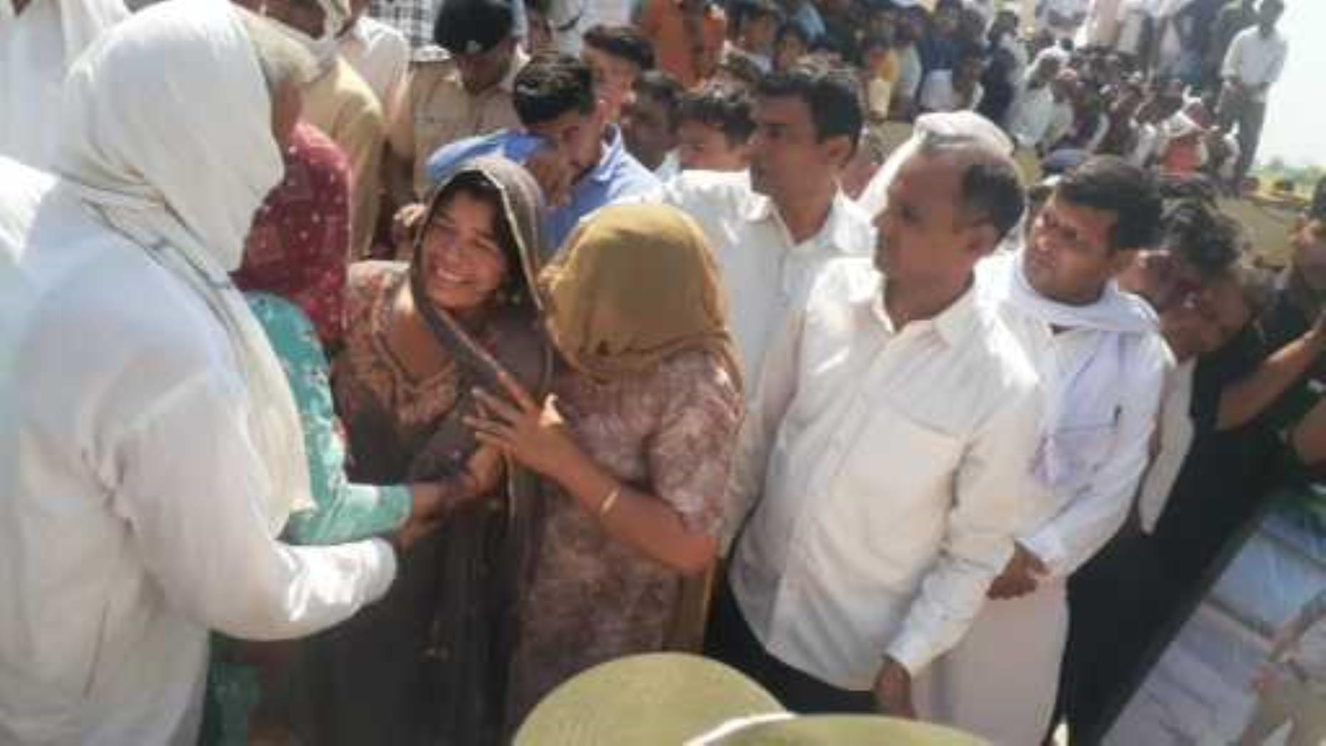 शहीद अजय की चिता को अग्नि देते चचेरे भाई। शहीद अजय की चिता को अग्नि देते चचेरे भाई।