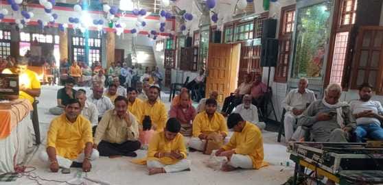 श्रीमद्भागवत कथा में प्रवचन करते आचार्य मिथिलेश नंदन कौशिक। संवाद