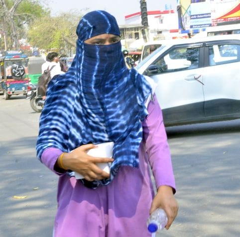 वन विभाग रोड से गुजरती युवती। संवाद