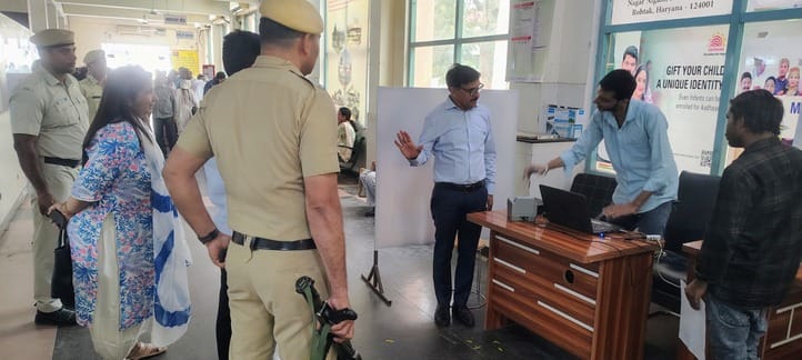 27सीटीके39 : नागरिक सुविधा केंद्र का औचक निरीक्षण के दौरान हिदायत देते आयुक्त धर्मेंद्र। स्रोत 27सीटीके39 : नागरिक सुविधा केंद्र का औचक निरीक्षण के दौरान हिदायत देते आयुक्त धर्मेंद्र। स्रोत