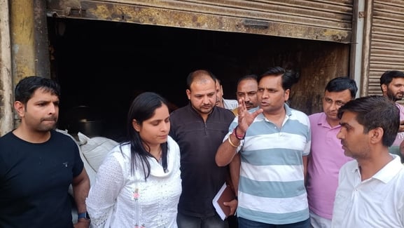 27सीटीके46 कच्चा बेरी रोड पर नालों में डेयरियों से गोबर बहाने के मामले की जांच करती संयुक्त आयु 27सीटीके46 कच्चा बेरी रोड पर नालों में डेयरियों से गोबर बहाने के मामले की जांच करती संयुक्त आयु