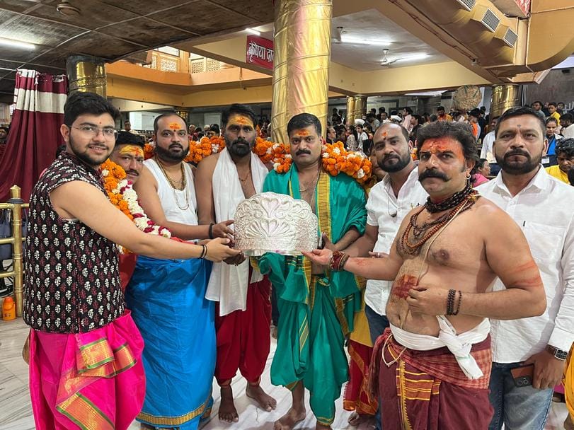 भस्म आरती मे त्रिनेत्र स्वरूप मे नजर आए बाबा महाकाल, मुख्य सचिव जैन पहुंचे दर्शन करने, आज आया य