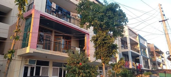 फोटो 02: सोनीपत के सेक्टर-26 स्थित मैप्सको सोसाइटी में फ्लैट के आगे लटक रहे बिजली के तार। स्रोत