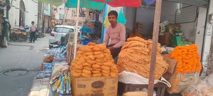 फोटो 04- सोनीपत के मामा-भांजा मस्जिद के बाहर सजी सूबे मेवे, सेवइयां व रंग-बिरंगी फैनी की दुकाने