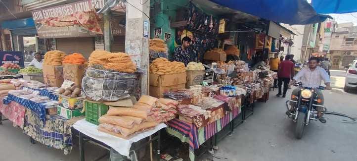 फोटो 04- सोनीपत के मामा-भांजा मस्जिद के बाहर सजी सूबे मेवे, सेवइयां व रंग-बिरंगी फैनी की दुकाने