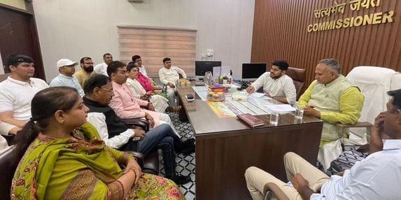 फोटो 16: सोनीपत के नगर निगम कार्यालय में अधिकारियों व पार्षदों के साथ बैठक करते मेयर राजीव जैन,