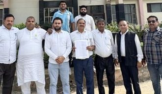 फोटो 18: सोनीपत लघु सचिवालय में पहुंचे गन्नौर नपा पार्षद अपनी मांग की प्रति दिखाते हुए। स्रोत: 