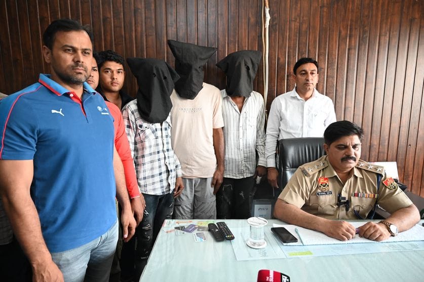 फोटो 20: सोनीपत में पुलिस टीम के साथ लूटपाट के आरोपी व मामले की जानकारी देते एसीपी राहुल देव। स