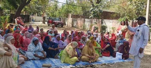 फोटो 23- सोनीपत के गोहाना रोड स्थित लघु सचिवालय के सामने धरनास्थल पर धरने पर बैठी आंगनबाड़ी का