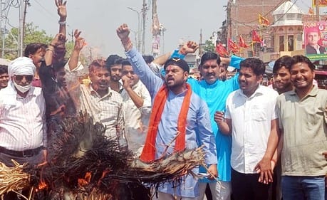 खुटार में सांसद रामजी लाल सुमन का पुतला दहन करते करणी सेना के कार्यकर्ता। संवाद खुटार में सांसद रामजी लाल सुमन का पुतला दहन करते करणी सेना के कार्यकर्ता। संवाद