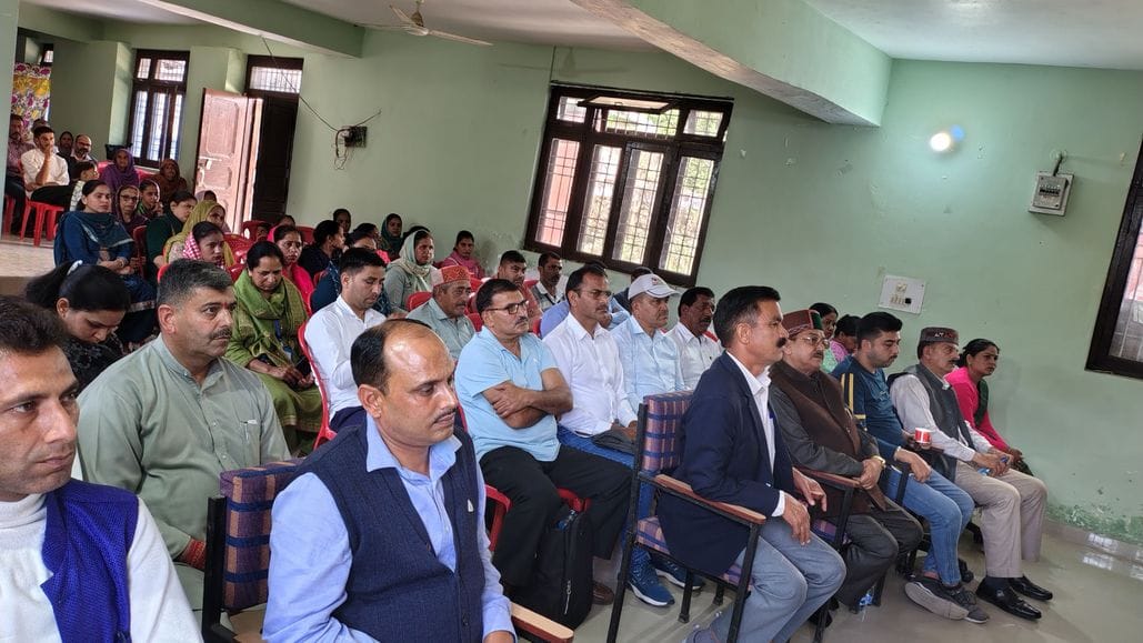 लडभड़ोल के भड़ोल में पंचायत प्रतिनिधियों व अन्य ग्रामीणों को संबोधित करती पुलिस अधीक्षक मंडी सा लडभड़ोल के भड़ोल में पंचायत प्रतिनिधियों व अन्य ग्रामीणों को संबोधित करती पुलिस अधीक्षक मंडी सा