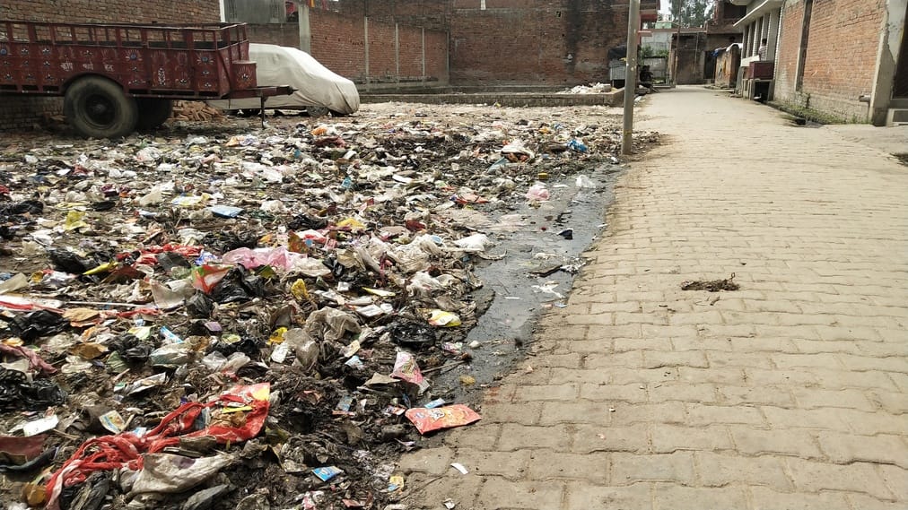 मोहल्ला निर्मल नगर में प्लाट में भरा कूड़ा, नालियां भी कचरे से पटी। संवाद मोहल्ला निर्मल नगर में प्लाट में भरा कूड़ा, नालियां भी कचरे से पटी। संवाद