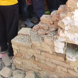 नगीना के ग्राम असदुल्लापुर कल्याण में एक घर में विस्फोट के बाद मौके पर जमा भीड़। संवाद नगीना के ग्राम असदुल्लापुर कल्याण में एक घर में विस्फोट के बाद मौके पर जमा भीड़। संवाद