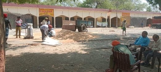 रोजा मंडी में क्रय केंद्रों पर पसरा सन्नाटा। संवाद रोजा मंडी में क्रय केंद्रों पर पसरा सन्नाटा। संवाद