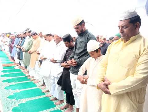 शहर की जामा मस्जिद के पास बिक रहे खिलौने वाले तोते को कुछ तरह देखकर खुश होता बच्चा।संवाद शहर की जामा मस्जिद के पास बिक रहे खिलौने वाले तोते को कुछ तरह देखकर खुश होता बच्चा।संवाद