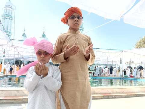 शहर की जामा मस्जिद के पास बिक रहे खिलौने वाले तोते को कुछ तरह देखकर खुश होता बच्चा।संवाद शहर की जामा मस्जिद के पास बिक रहे खिलौने वाले तोते को कुछ तरह देखकर खुश होता बच्चा।संवाद